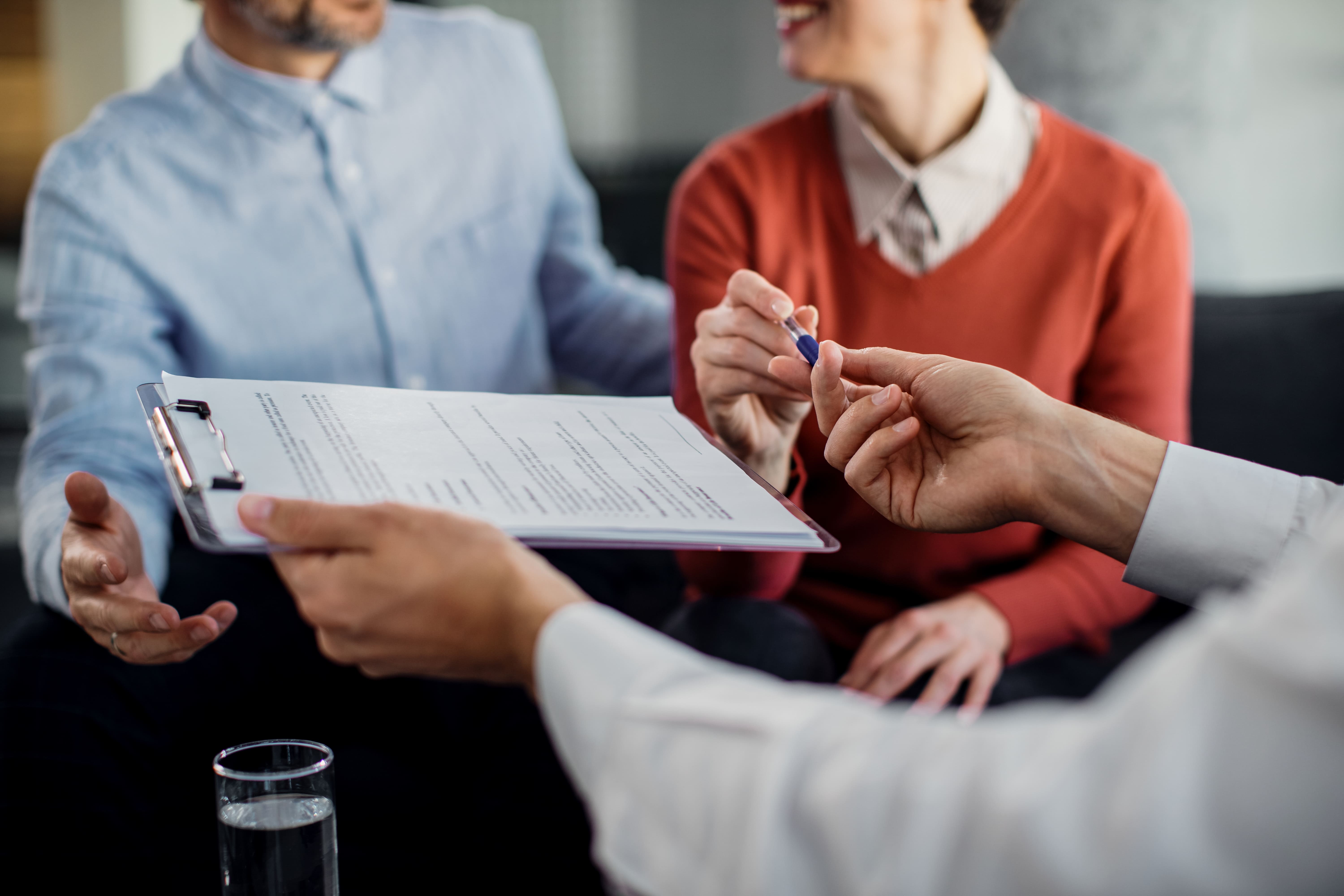 Garantir a continuidade da sua empresa exige planejamento. Descubra a importância do seguro empresarial e da cobertura para equipamentos para proteger o seu patrimônio e as suas operações.